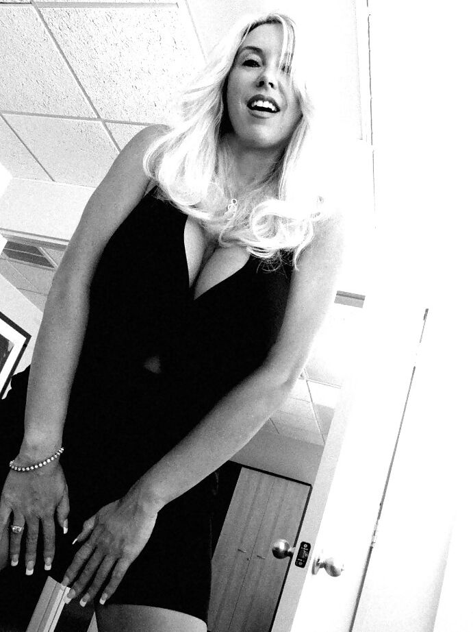 16P Sexy MILF Wifey expondo seus peitos e abrindo as pernas no escritório