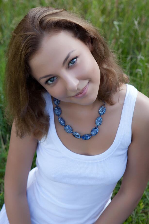 18P Smiley face girl Nikia A mostra nua upskirt