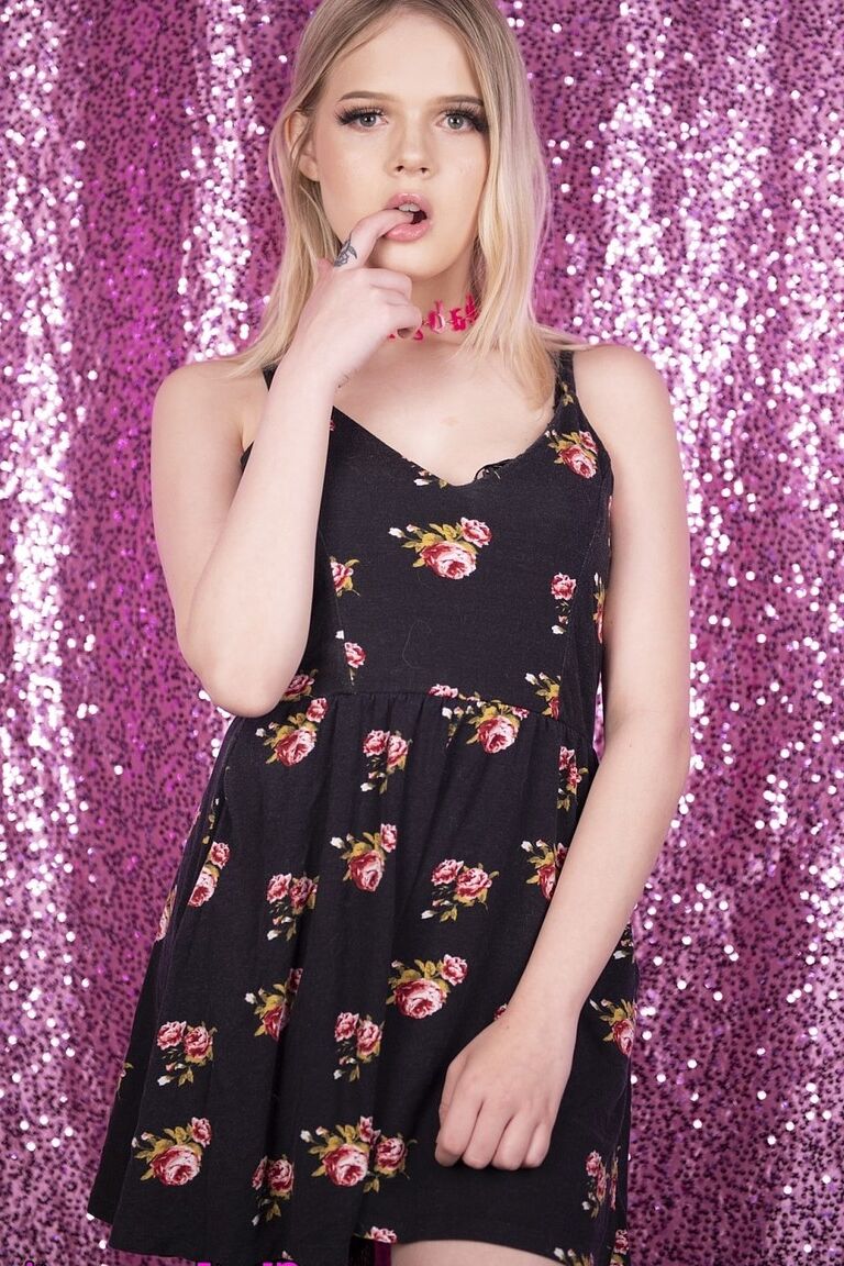 21P A adolescente Coco Lovelock posa em sua lingerie sexy antes de se ferrar