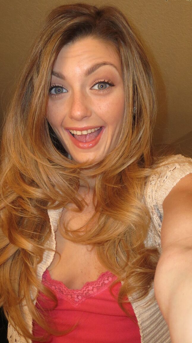 17P Pequeña jovencita con un traje morado Staci Silverstone mostrando sus pequeñas tetas