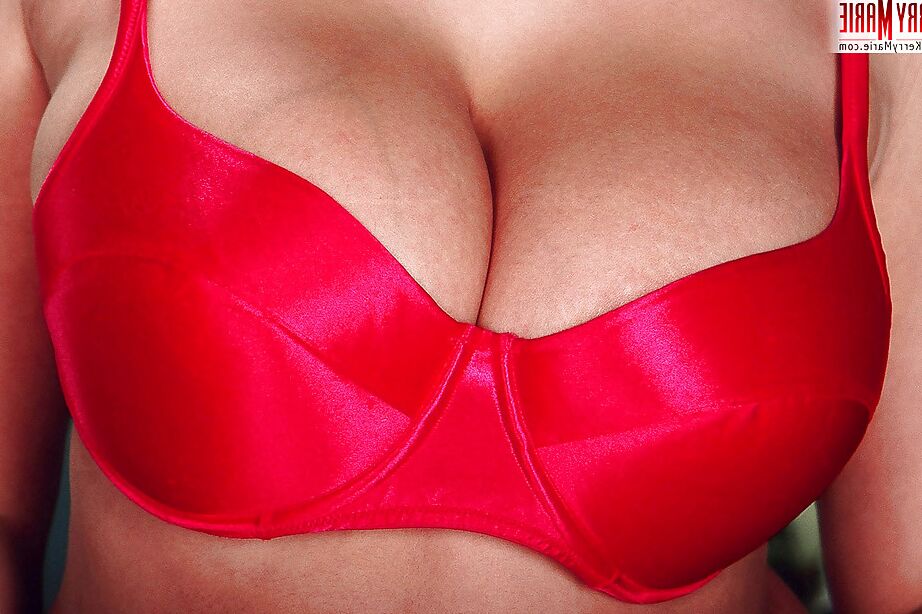 16P La estrella porno gordita Kerry Marie libera sus grandes tetas naturales de MILF de la lencería