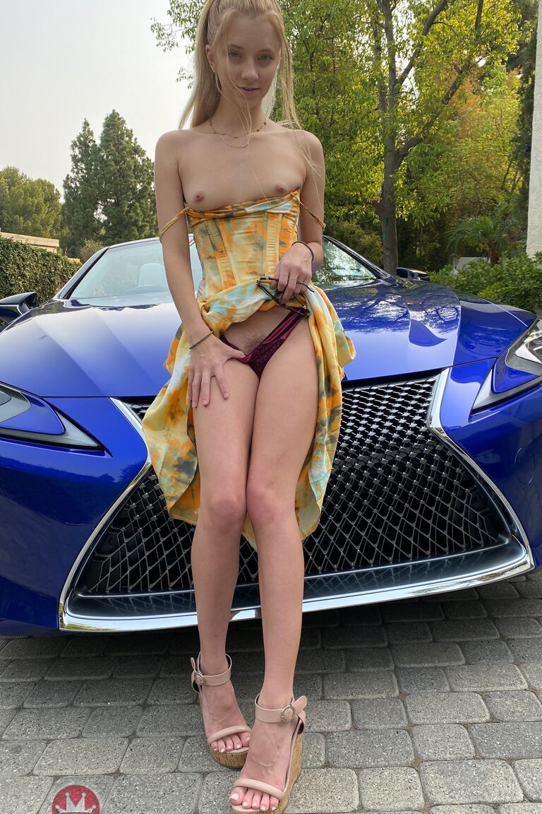 21P La petite Riley Star montre son gros clitoris et écarte ses fesses dans une décapotable