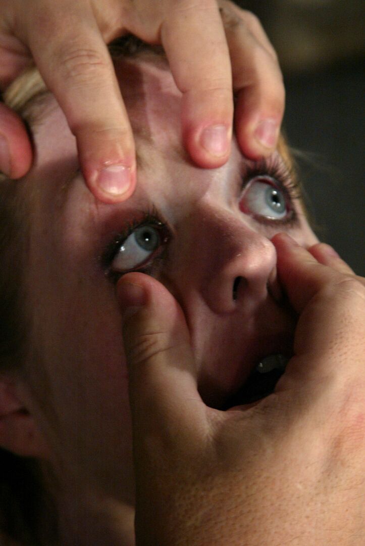 21P MILF rubia Haley Scott follada en la cara con un consolador en bondage con cuerdas