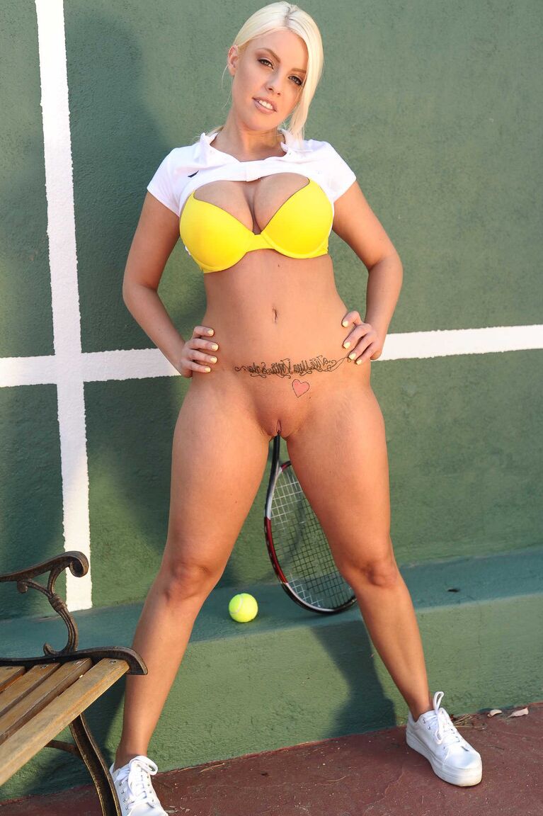 Die 21P Platinblonde Britney Amber zieht ihren Tennisrock über ihren Arsch und ihre Möse