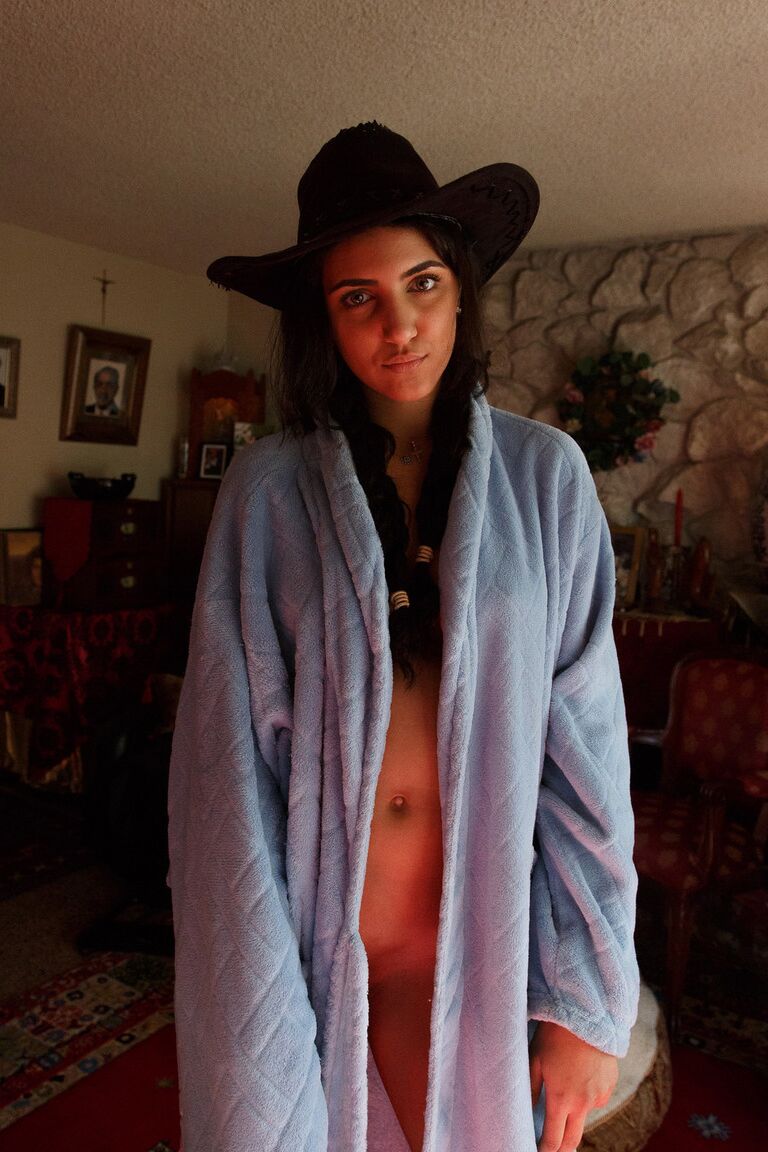 12P La novia adolescente Cameron Hamze expone su cuerpo caliente y posa en un sofá