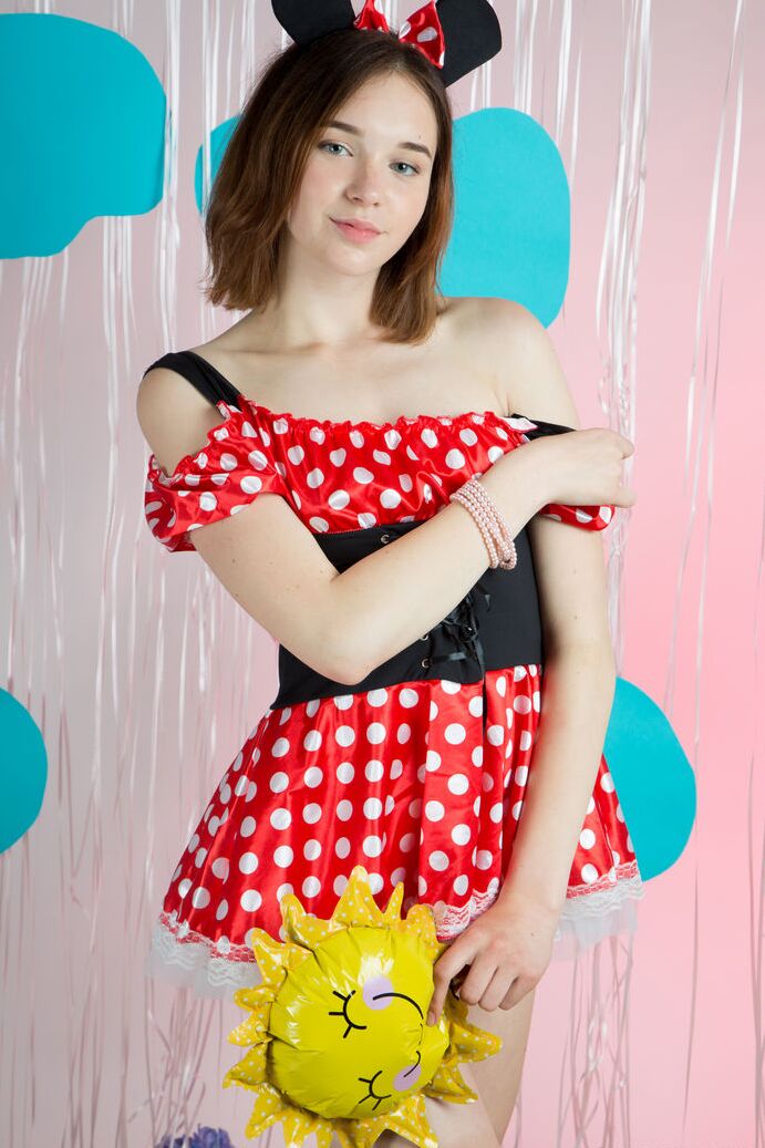 20P Pequeña joven posa desnuda usando solo orejas de Minnie Mouse