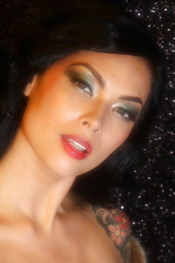 16P Das vollbusige asiatische Babe Tera Patrick lässt große natürliche Titten los
