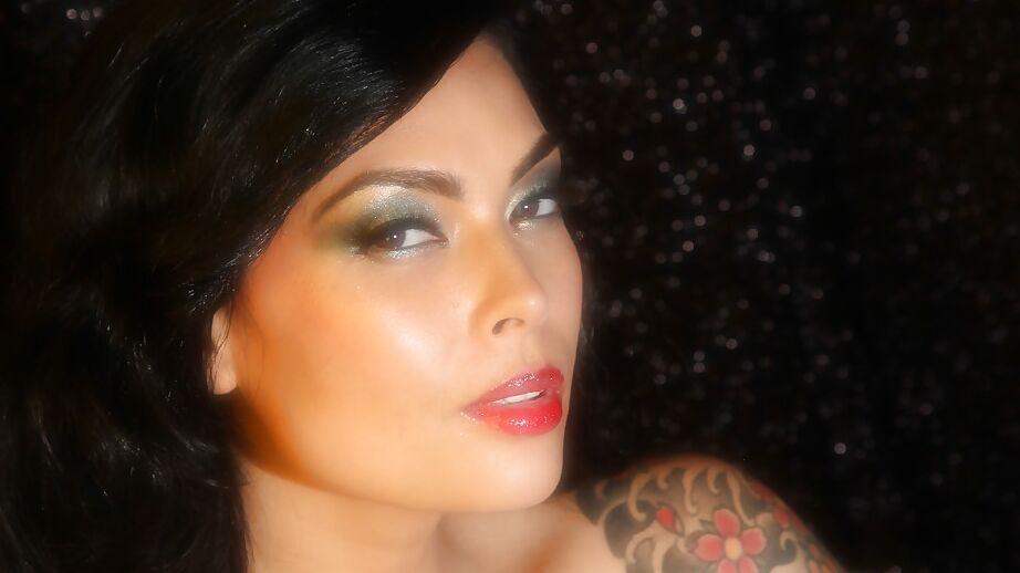 16P Das vollbusige asiatische Babe Tera Patrick lässt große natürliche Titten los