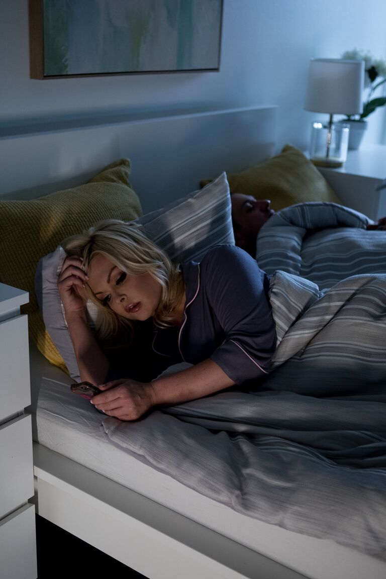 21P Die vollbusige blonde Frau Jesse Jane neckt mit ihren Kurven und genießt Hardcore-Sex