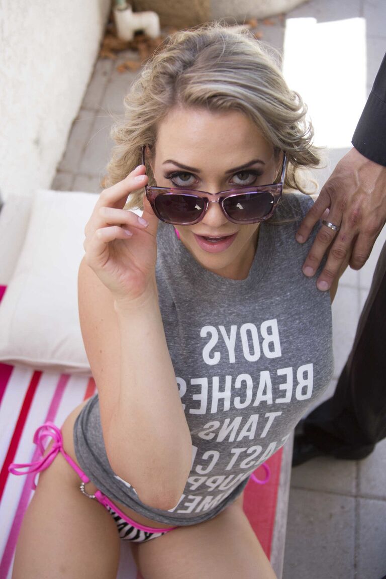 21P La fantástica estrella porno americana Mia Malkova enseña su espectacular trasero al aire libre