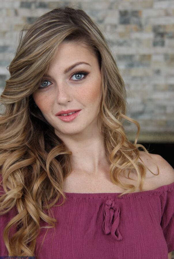21P L'adorable fille aux grands yeux Staci Silverstone révèle sa silhouette mince et son cul savoureux