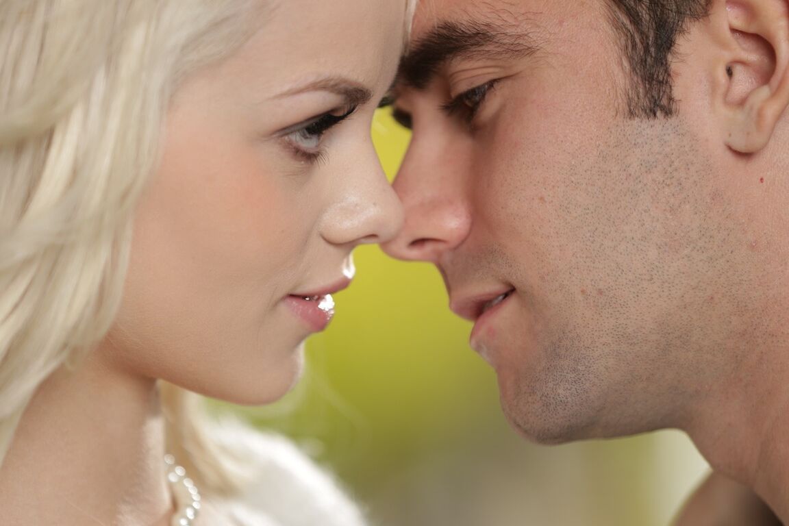21P Юная блондинка Elsa Jean раздевается догола на улице