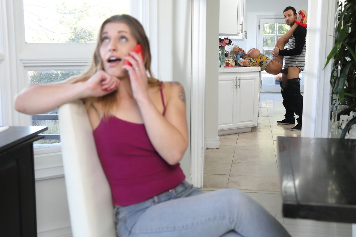 21P Vovó com peitos grandes de silicone Sally D'Angelo pega transando com o homem de sua filha