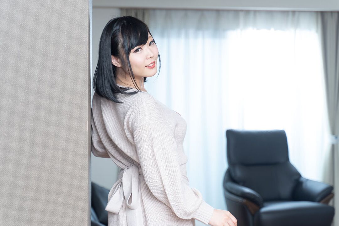 20P La petite épouse japonaise Yui Kawagoe se fait rôtir à la broche dans un trio bizarre