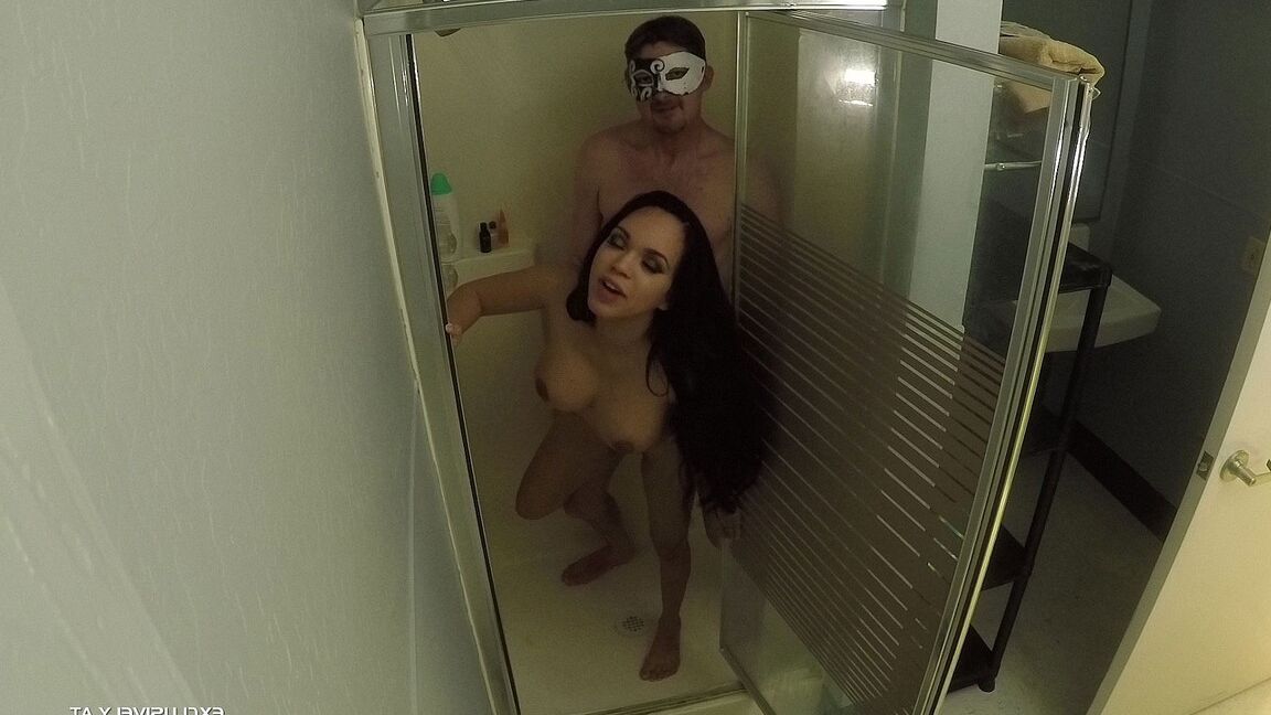 19P A vagabunda branca aperfeiçoa suas habilidades de engolir porra durante um gangbang