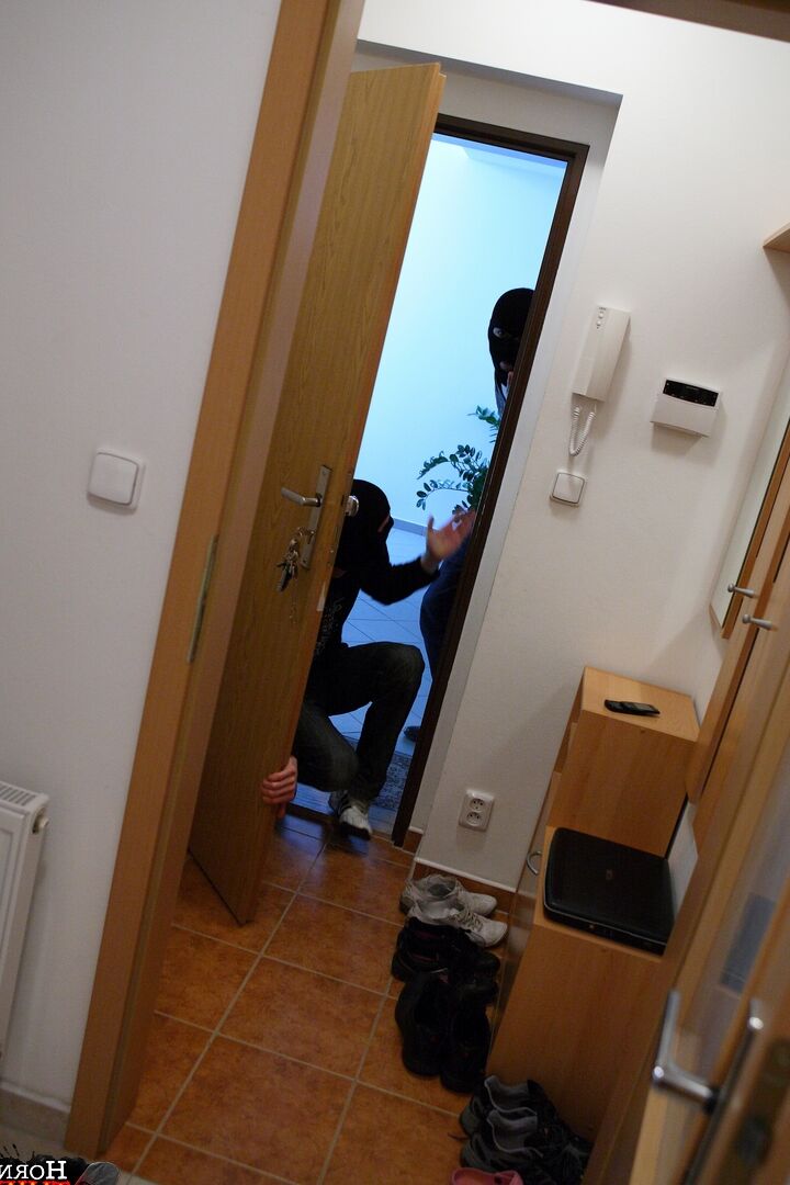 21P La jolie teen Lilya se fait baiser par deux voleurs dans un trio amateur