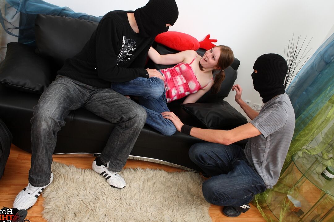21P La jolie teen Lilya se fait baiser par deux voleurs dans un trio amateur