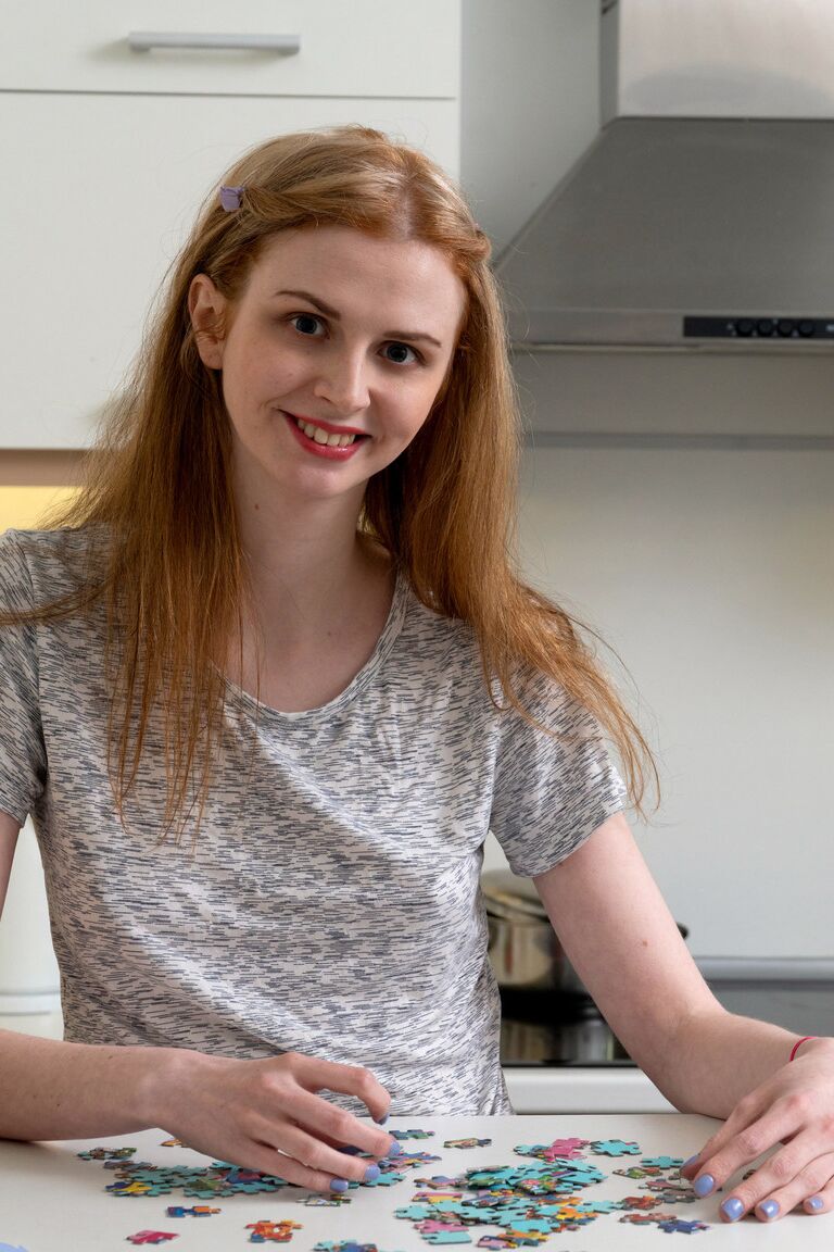 21P A ruiva magrinha Linda Maers tira a roupa e toca sua buceta na cozinha