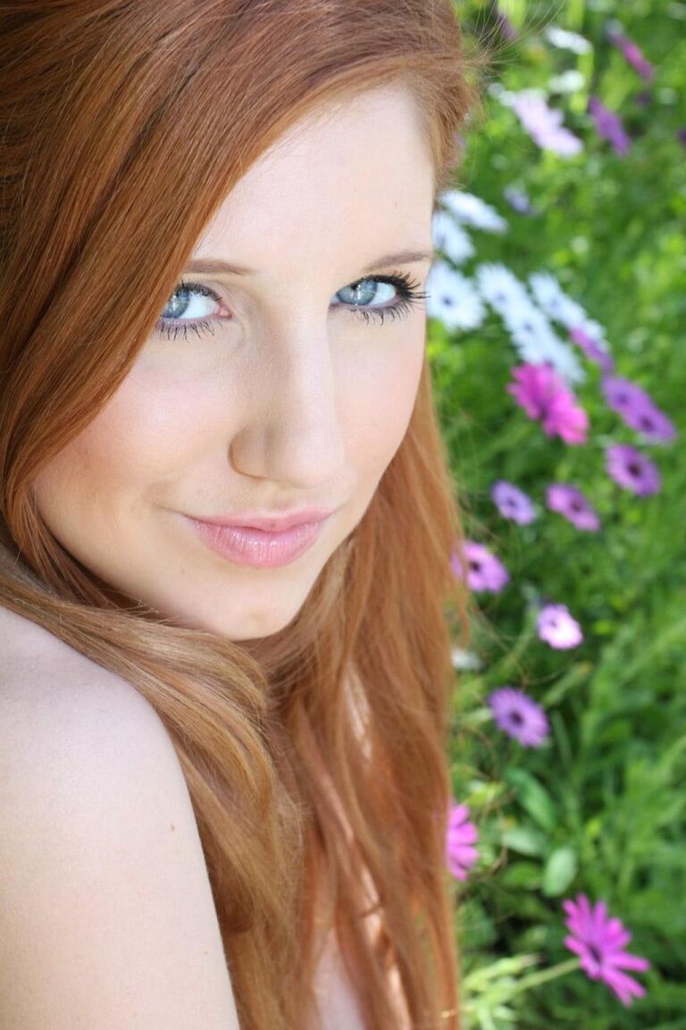 21P La guapa pelirroja de ojos azules Rita Lovely abre su pequeño culo en la cama