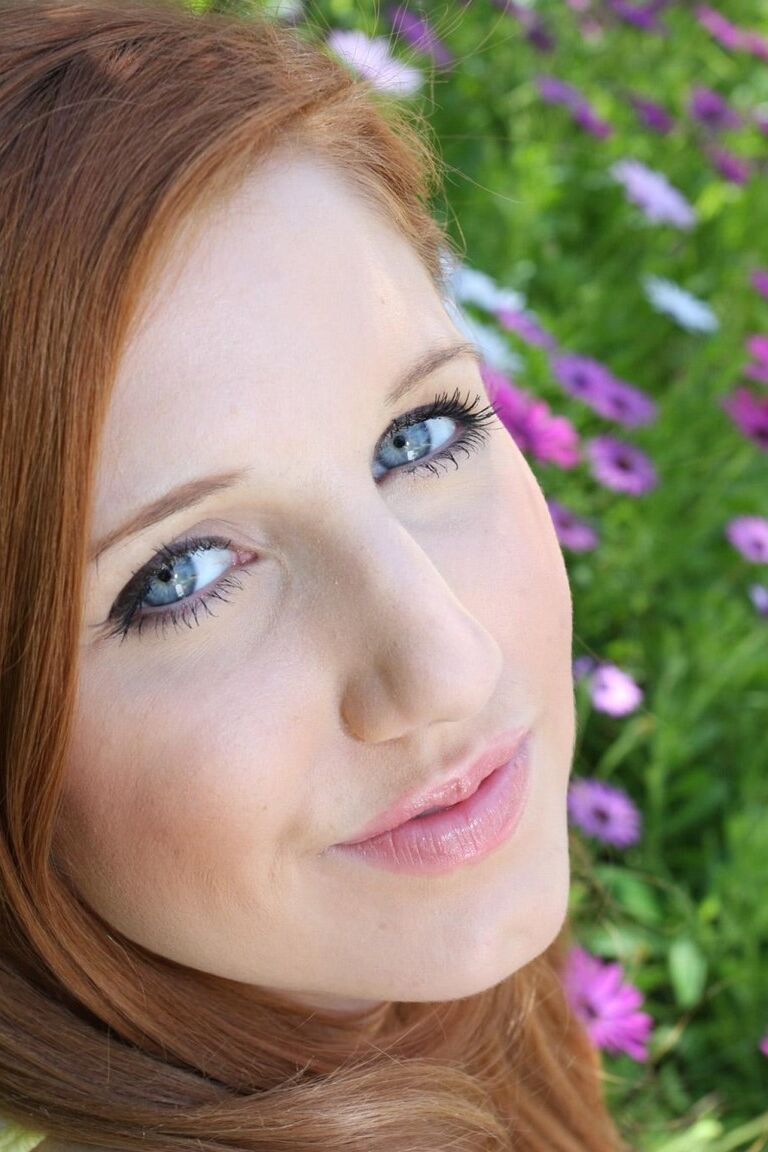 21P La guapa pelirroja de ojos azules Rita Lovely abre su pequeño culo en la cama