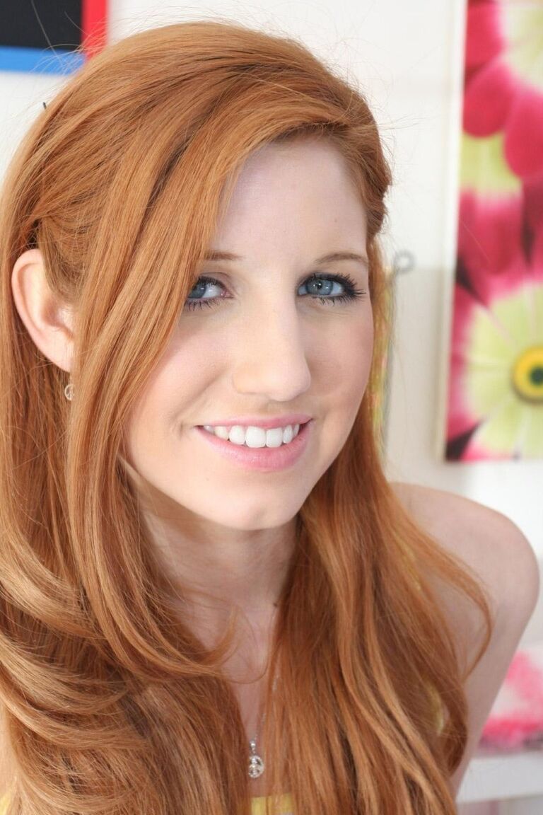21P La guapa pelirroja de ojos azules Rita Lovely abre su pequeño culo en la cama