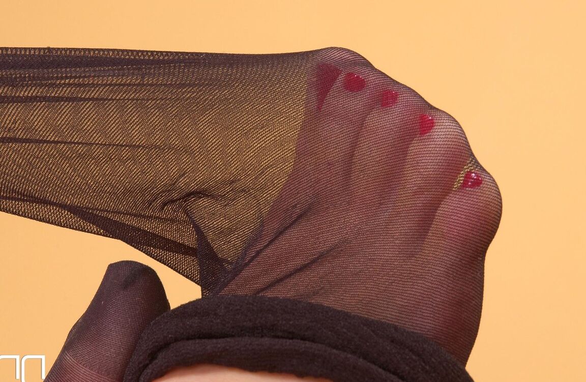 21P La MILF cachonda Mya Diamond posa con piernas sexys mientras se mete un consolador en el coño