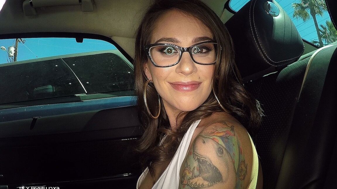 19P Nerdy chick expands her sexual horizons by agreeing to be gangbanged
