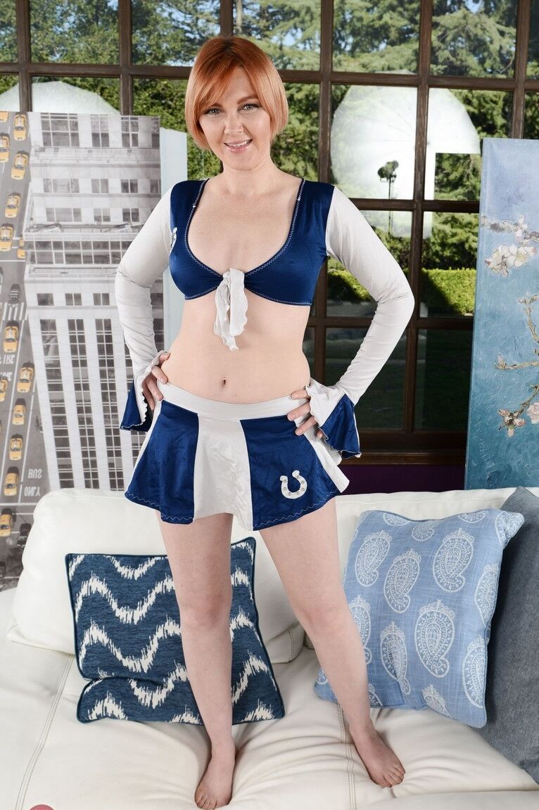 21P La MILF amateur Marie McCray enlève son uniforme de pom-pom girl et montre son buisson
