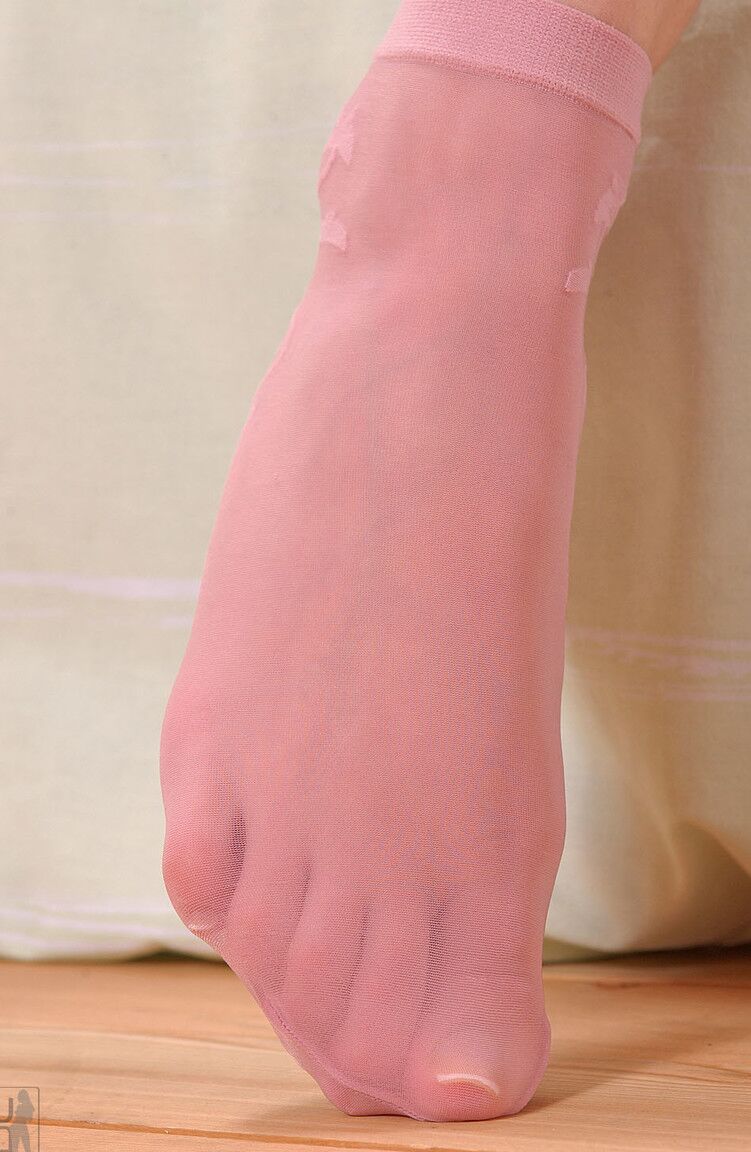21P La chaude MILF européenne Lora Black vous taquine avec ses pieds en chaussettes roses tout en se masturbant