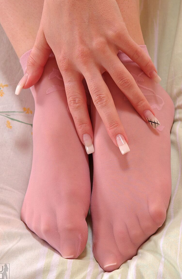 21P La chaude MILF européenne Lora Black vous taquine avec ses pieds en chaussettes roses tout en se masturbant