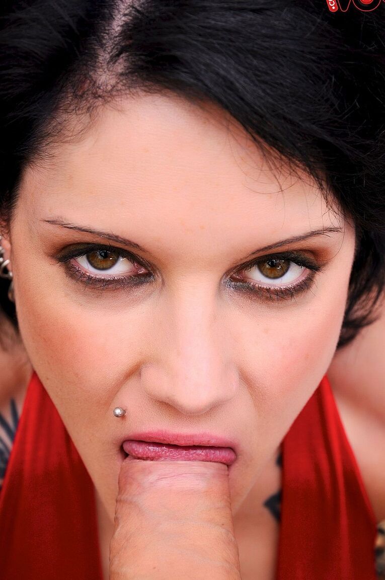 17P La flaca tatuada Cadence StJohn complace una polla con su boca sexy al estilo POV