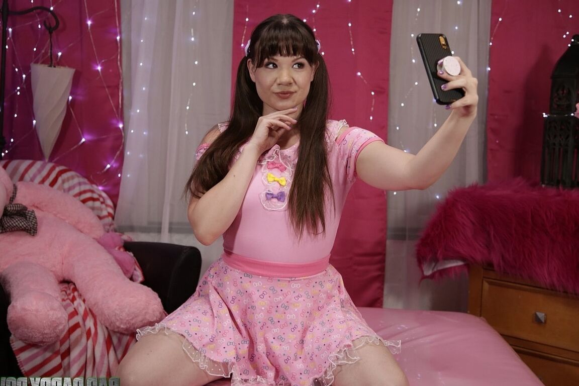 17P La jolie jeune Alison Rey pose dans sa jolie tenue rose et sa culotte.