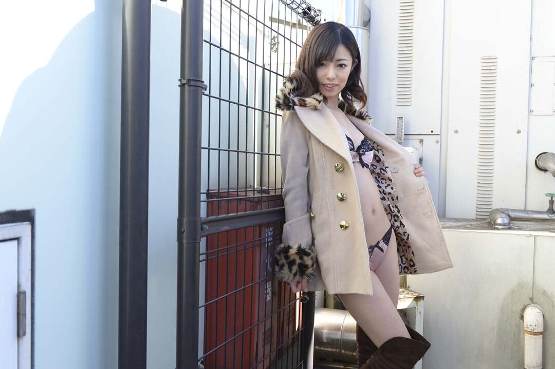 20P La petite femme d'affaires japonaise Amina Kiuchi se fait désosser et crémer en public