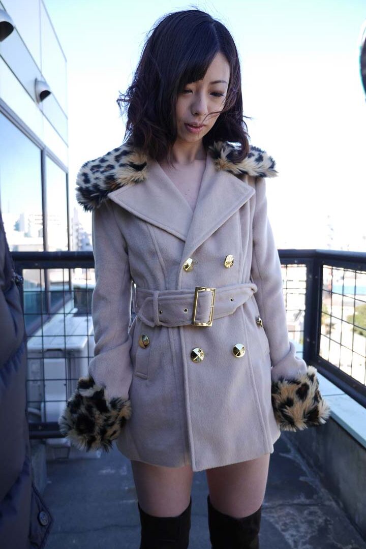 20P La petite femme d'affaires japonaise Amina Kiuchi se fait désosser et crémer en public