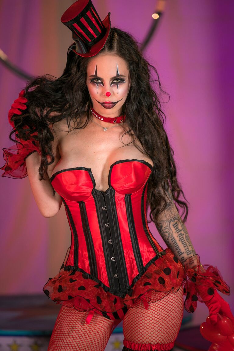21P La superbe jeune Abella Danger se fait analiser avec un gode dans un cosplay réservé aux filles.