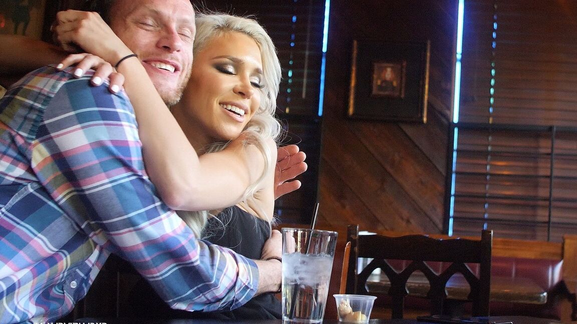 18P Blonde Schlampe isst Sperma von einem Löffel, nachdem sie einen Gangbang und einen Creampie bekommen hat