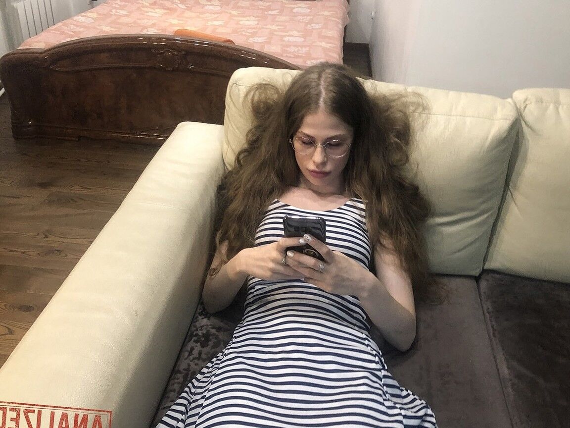 21P Nerd adolescente amadora Anna Rey sendo fodida duas vezes no sofá