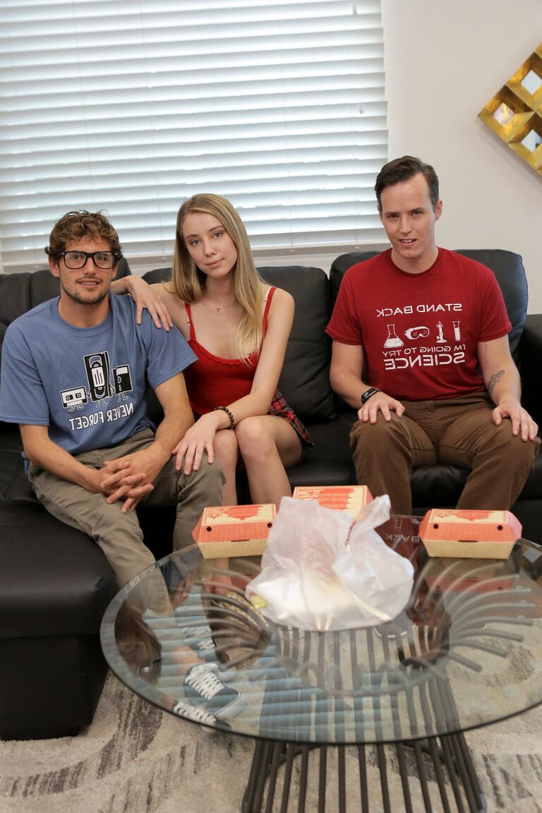 20P La adolescente alta Haley Reed se folla al amigo de su novio