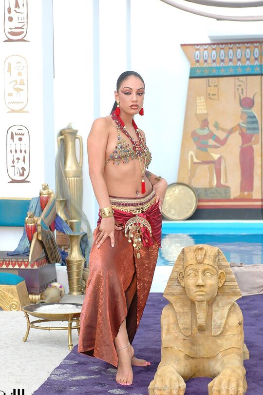 21P La sexy reina egipcia Ice LAFox baila y se frota el coño recortado y caliente
