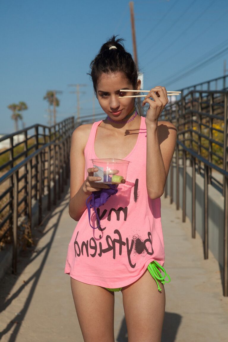 12P Petite Latina Inez Saldero neckt am Strand in ihren sexy Badeanzügen