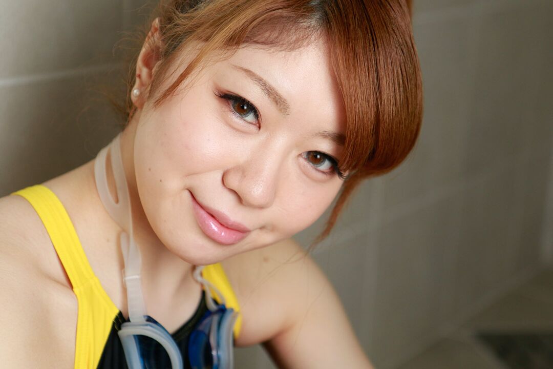 20P La joven asiática Kokomi Hoshino disfruta de una follada de pie en la ducha