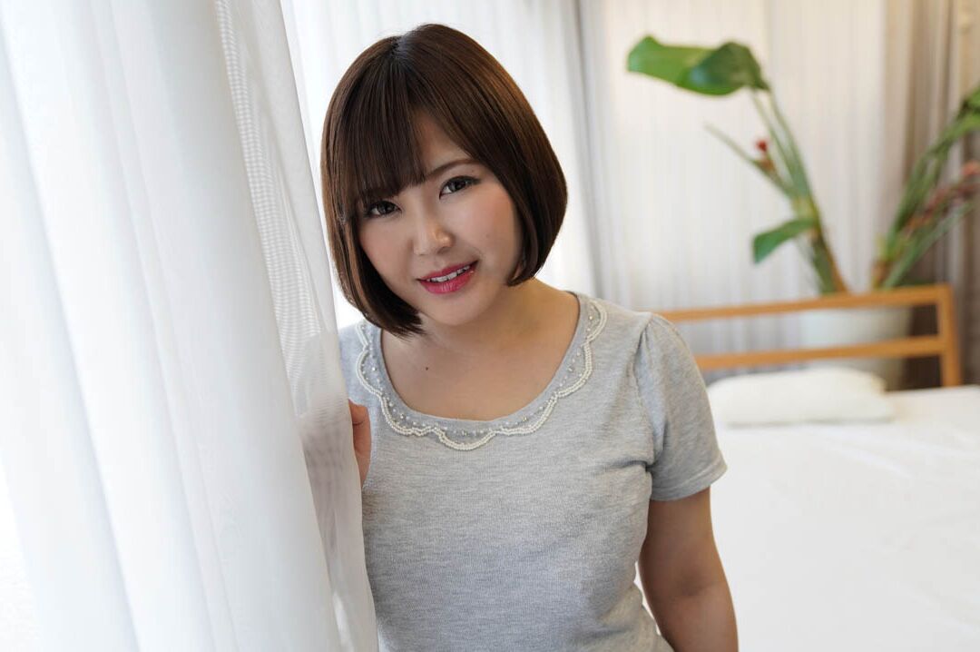 20P La linda madre japonesa Miyu Ono expone sus grandes tetas y se la follan en una cama