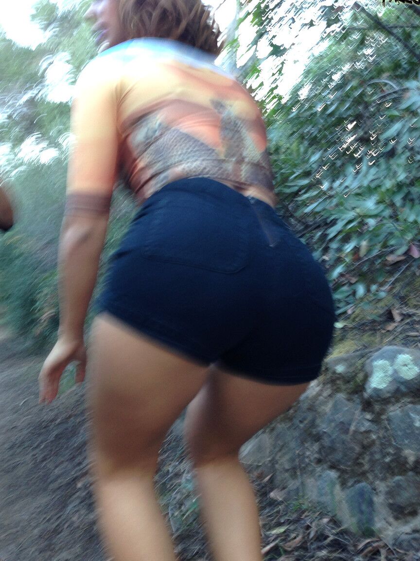 17P La séduisante Latina Keisha Grey montre ses courbes sexy