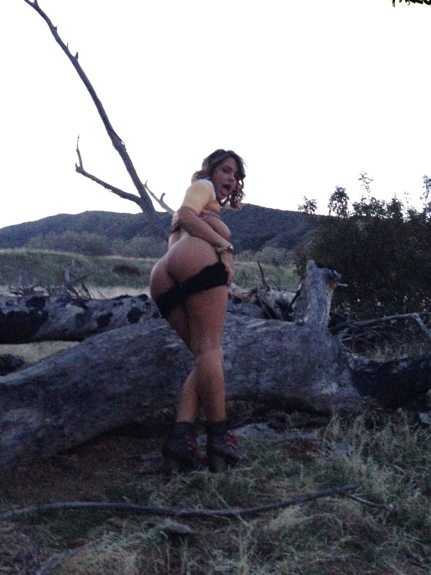 17P La séduisante Latina Keisha Grey montre ses courbes sexy