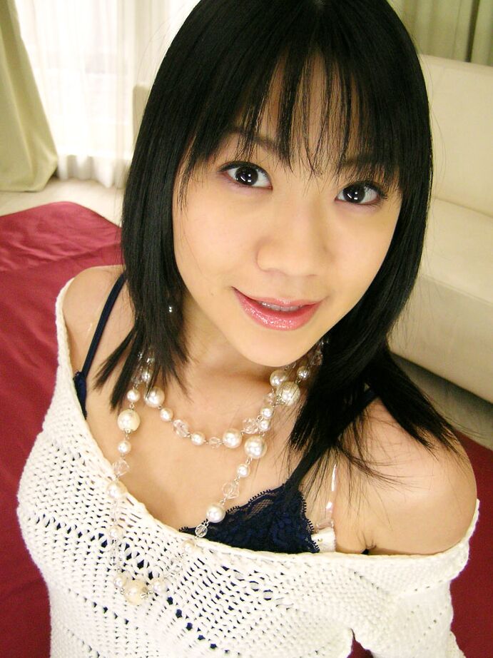 12P 小さな胸のアジア人美女美咲沙耶が脱いだ後に 2 つのペニスをしゃぶる