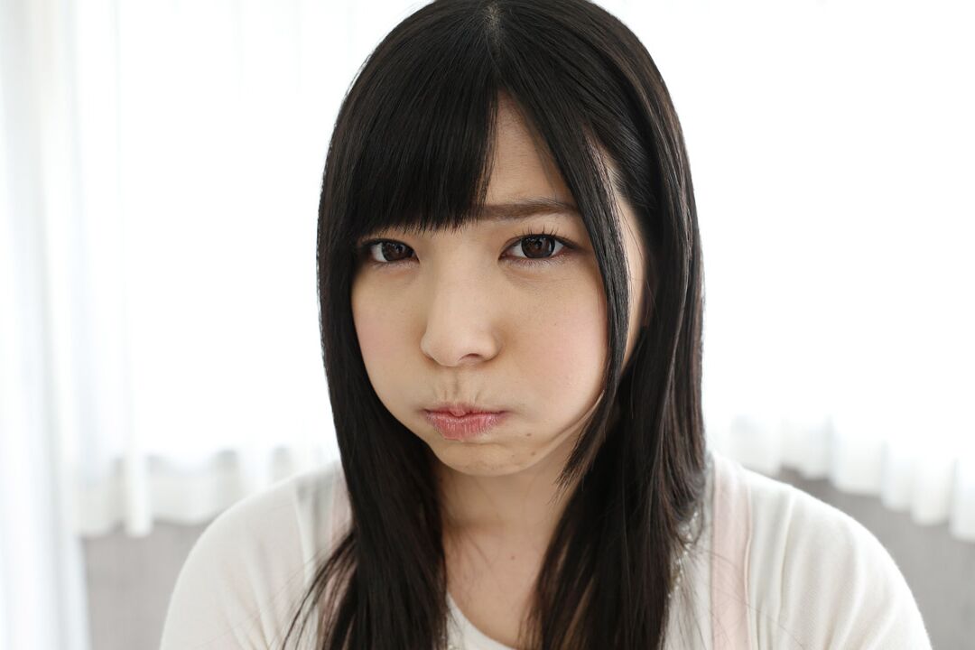Das 14P brünette asiatische Babe Ai Uehara gibt einen Handjob und spielt mit Sperma