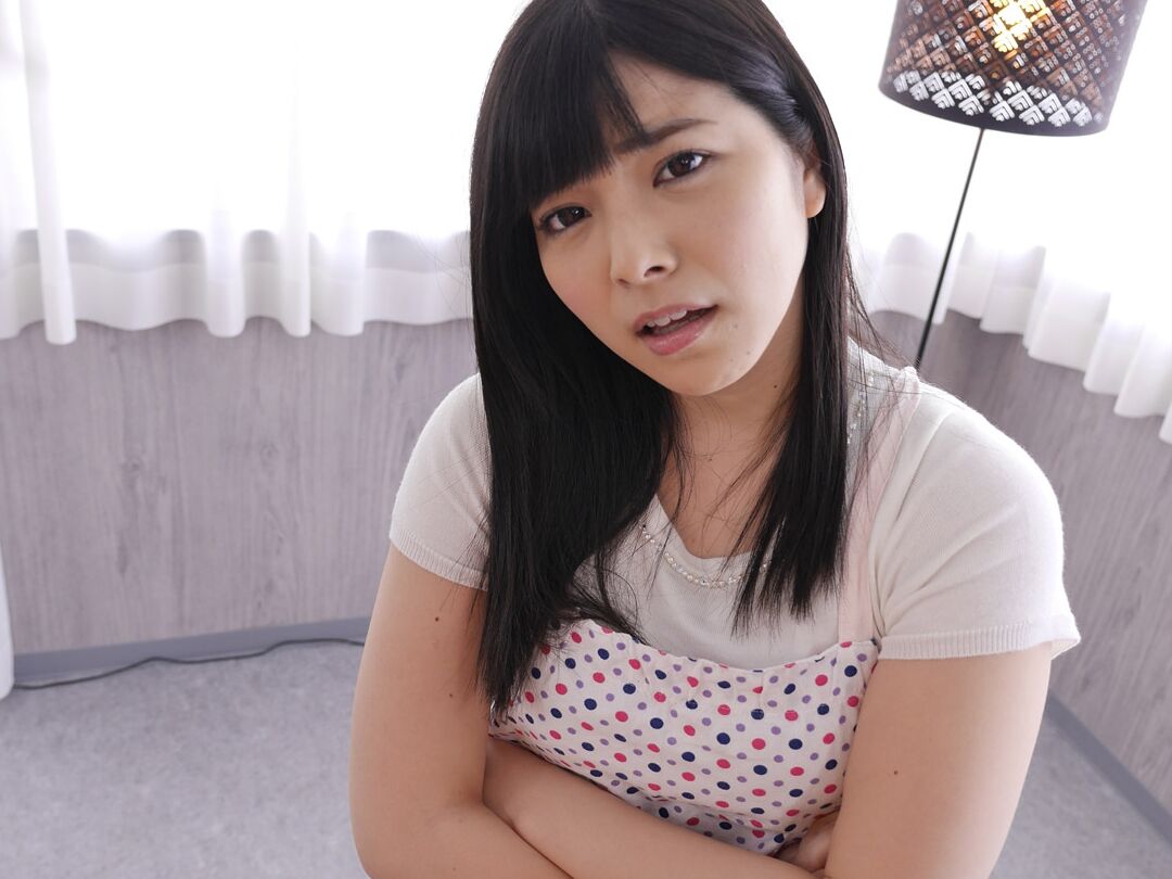 Das 14P brünette asiatische Babe Ai Uehara gibt einen Handjob und spielt mit Sperma