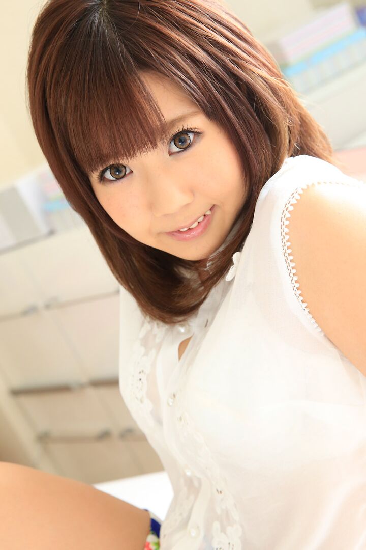 21P La linda asiática Yui Sakura recibe una polla peluda hasta el fondo de su apretado coño