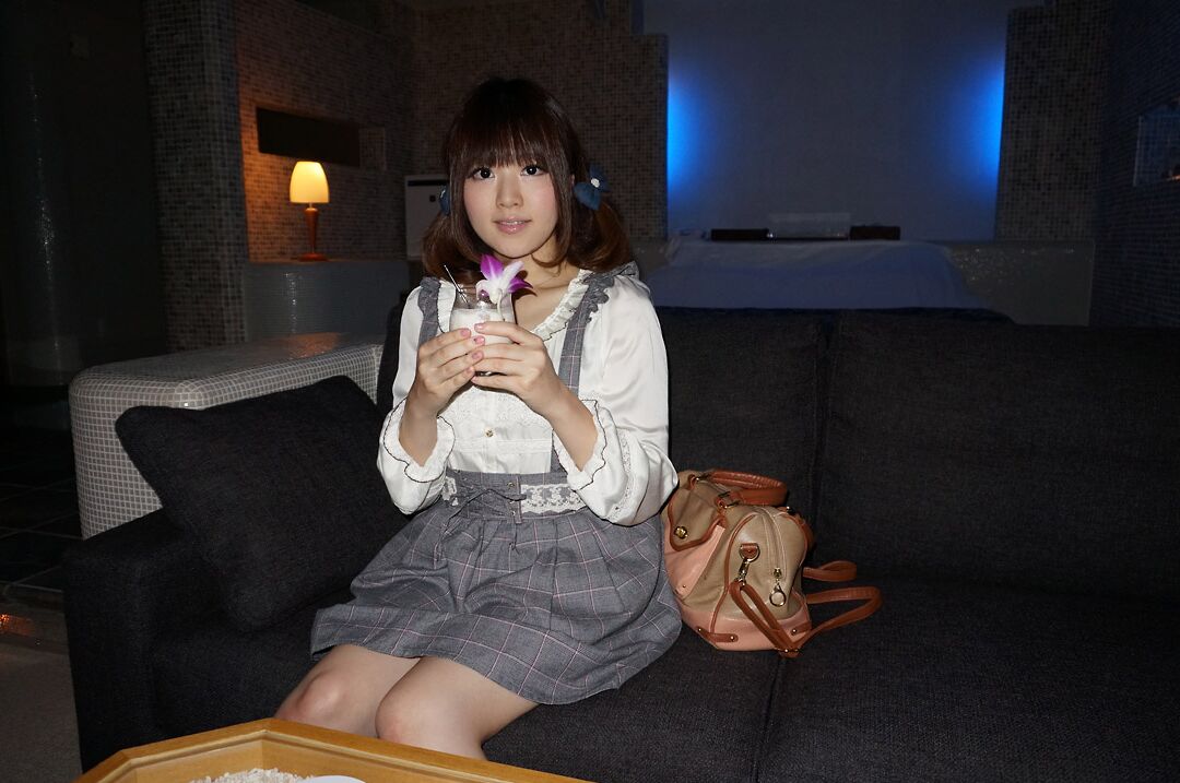16P La vierge japonaise Tomoka Sakurai se déshabille et pose dans sa lingerie sexy