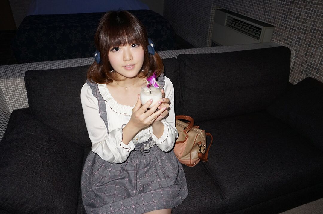 16P La vierge japonaise Tomoka Sakurai se déshabille et pose dans sa lingerie sexy